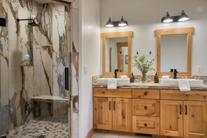 Douche, séchoir à cheveux, serviettes fournies