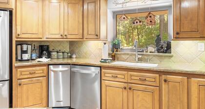 The Fairway Hideaway | Game Room, Outdoor Dining & Near Lake Arrowhead