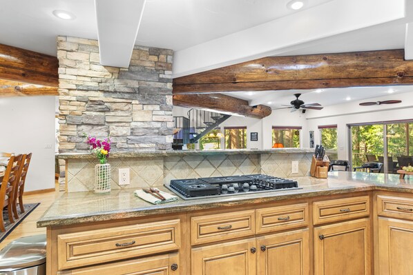 ثلاجة، ميكروويف، فرن، موقد طهي مسطح