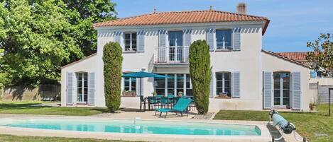 Una piscina al aire libre, una piscina climatizada