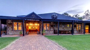 Exterior - Wine Stop Quarters  Pool, Tour, Pickup Wineries (Nulkaba)