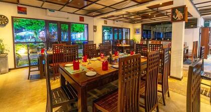 Charming 5-bedroom hotel with WiFi, AC in Balapitiya