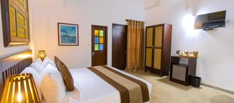 Charming 5-bedroom hotel with WiFi, AC in Balapitiya