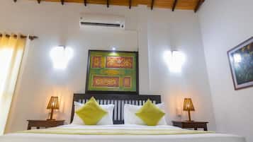 5 bedrooms, iron/ironing board, WiFi, bed sheets