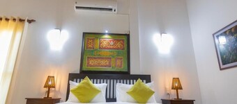 Charming 5-bedroom hotel with WiFi, AC in Balapitiya