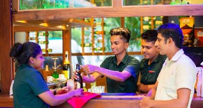 Charming 5-bedroom hotel with WiFi, AC in Balapitiya