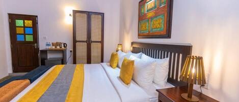 5 bedrooms, iron/ironing board, WiFi, bed sheets