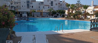 Bright apartment with pool and garden (200 meters from the beach)