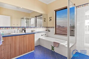 Hair dryer, towels - Valletta View in Halls Head (Halls Head)