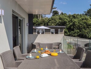 Outdoor dining - Seacroft (Torquay)