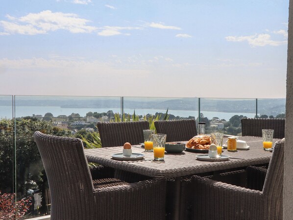 Outdoor dining - Seacroft (Torquay)