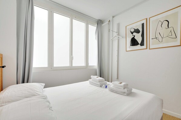 2 bedrooms, iron/ironing board, Internet, bed sheets