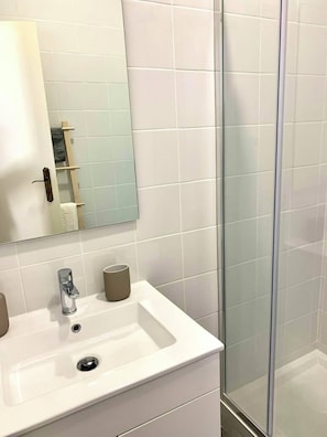 Dusche, Haartrockner, Bidet, Handtücher