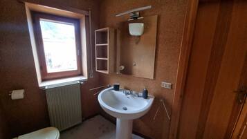 Dusche, Haartrockner, Bidet, Handtücher