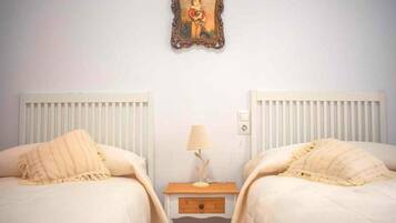 2 slaapkamers, een strijkplank/strijkijzer, internet