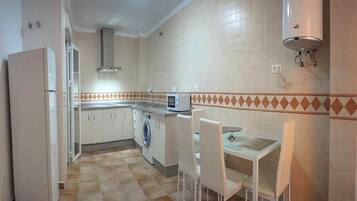 Een koelkast, een magnetron, een kookplaat