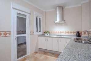 Refrigerador, microondas, parrilla de estufa y cafetera y tetera 