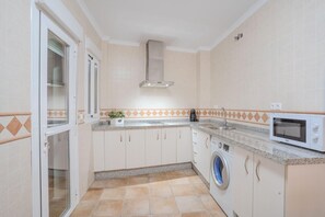 Refrigerador, microondas, parrilla de estufa y cafetera y tetera 