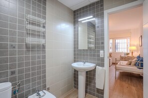 Dusche, Haartrockner, Bidet, Handtücher