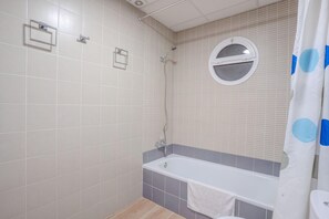 Doccia, asciugacapelli, bidet, asciugamani