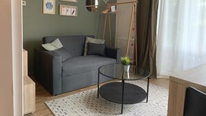 Comfort Studio, Garden View | Living area | 55-inch Smart TV with digital channels - Noar Apartment (Orešje)