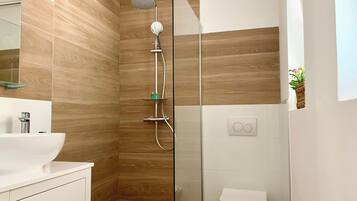 Estudi estàndard, vistes al jardí | Bany