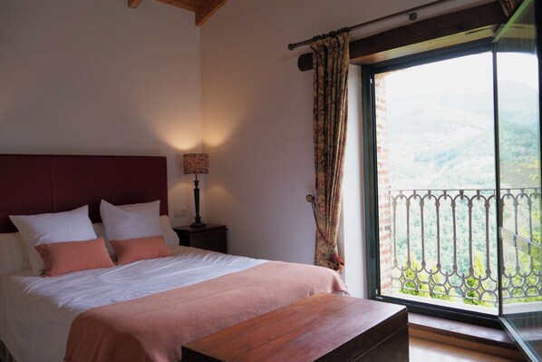 6 bedrooms, iron/ironing board, WiFi, bed sheets