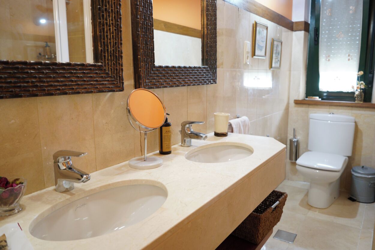 Een douche, een haardroger, een bidet, handdoeken