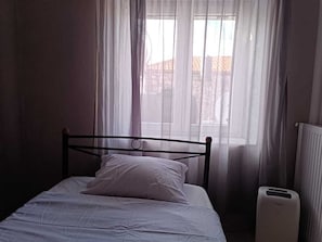 Iron/ironing board, WiFi, bed sheets