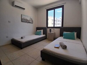 2 bedrooms, WiFi, bed sheets - Charming 2-bedroom apartment in Larnaca with WiFi and AC (Larnaca)