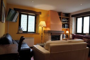 Smart TV, caminetto, lettore DVD, libri