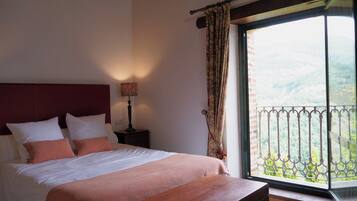 4 habitaciones, escritorio y tabla de planchar con plancha