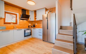 Réfrigérateur, un four, lave-vaisselle, cafetière-théière