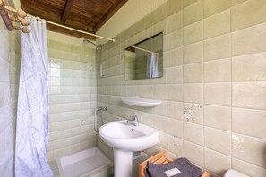 Shower, hair dryer - Holiday Home 'Anje' with Mountain View, Private Terrace and Wi-Fi (Peyrouse)