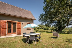 Outdoor dining - Holiday Home “Gîte Lieuj” with Mountain View, Private Terrace, and Wi-Fi (Peyrouse)