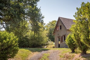 Exterior - Holiday Home “Gîte Lieuj” with Mountain View, Private Terrace, and Wi-Fi (Peyrouse)