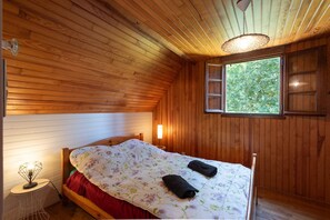 2 bedrooms, iron/ironing board, WiFi - Holiday Home “Gîte Lieuj” with Mountain View, Private Terrace, and Wi-Fi (Peyrouse)