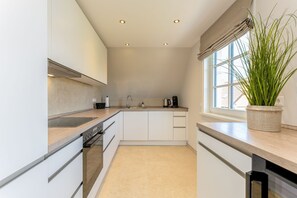 صورة غير مصنفة، 5 من 33، زرّ