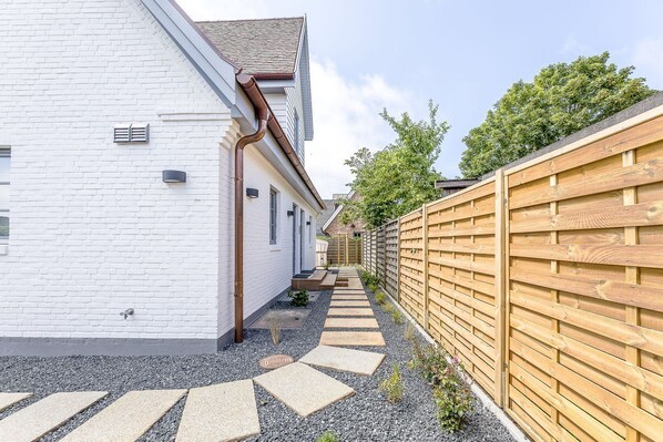 صورة غير مصنفة، 1 من 33، زرّ