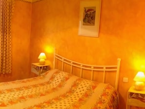 2 chambres, fer et planche à repasser, Wi-Fi, draps fournis