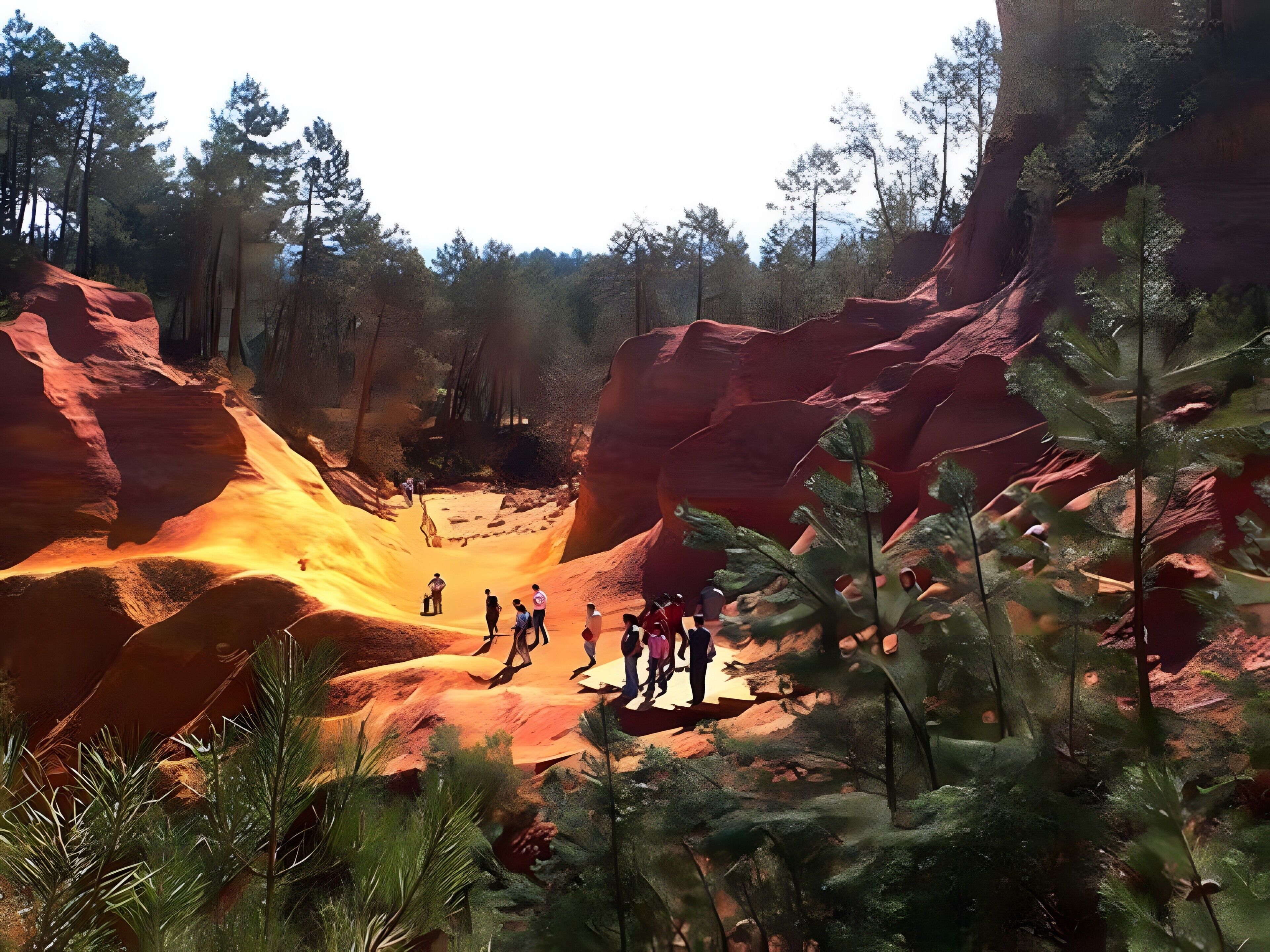 Un paysage naturel où l’on voit un groupe de personnes en randonnée.