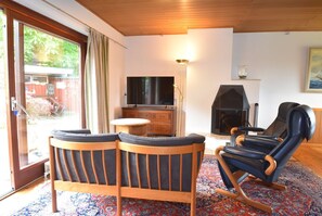 Fernseher, Kamin, Stereoanlage