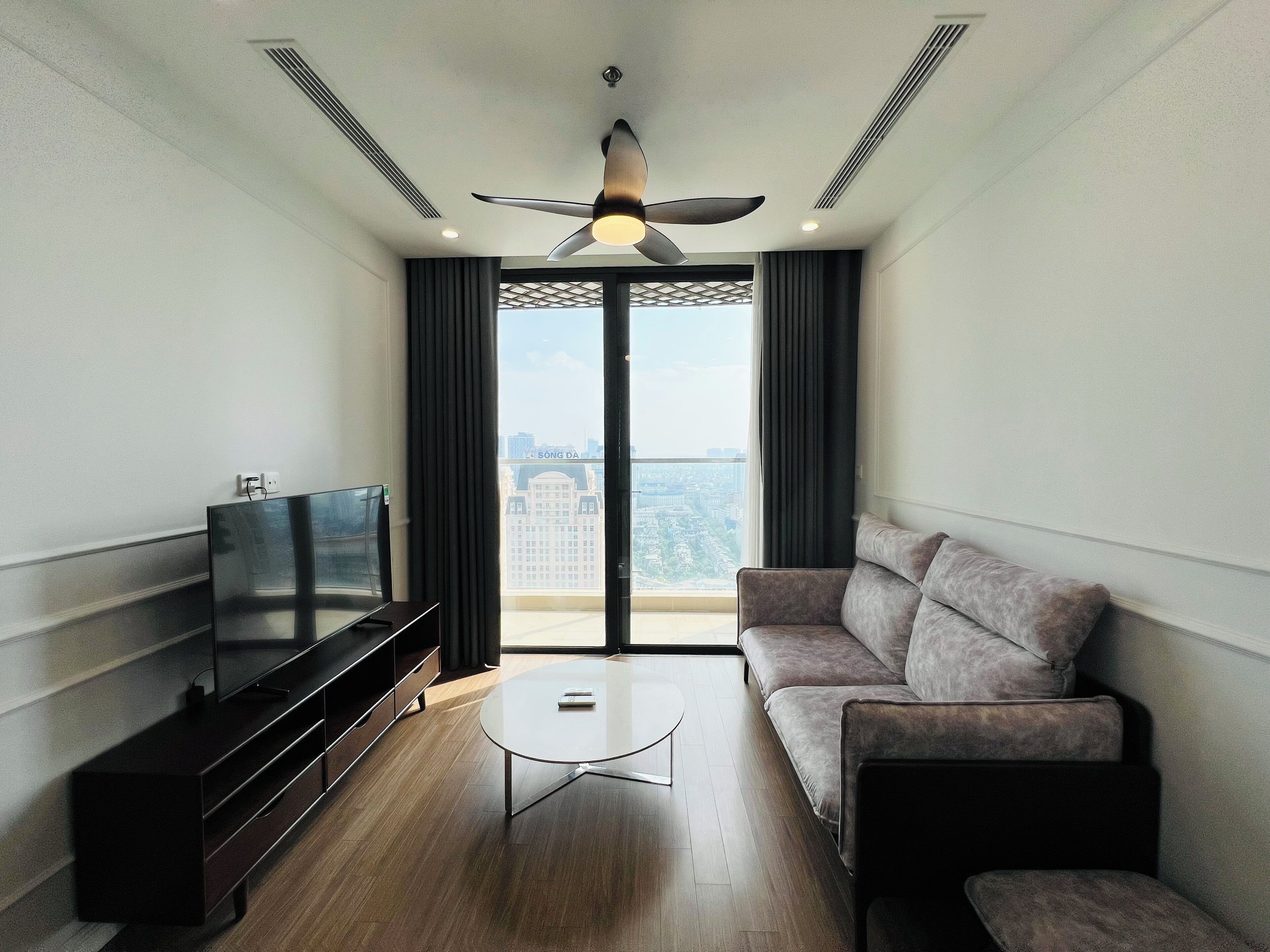 Luxury Apartment, Balcony, Lake View | Living area