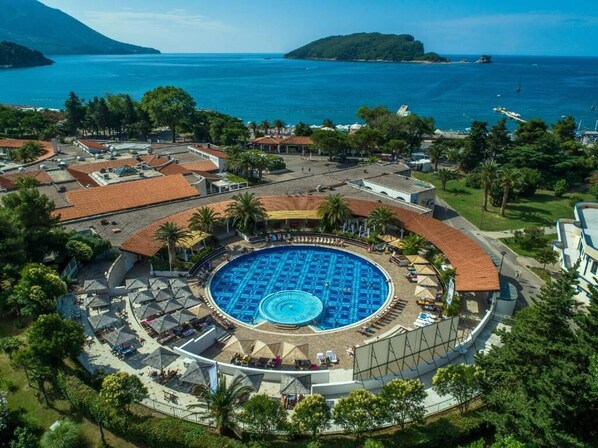 2 piscines extérieures
