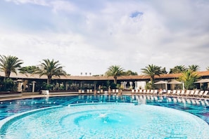 2 outdoor pools