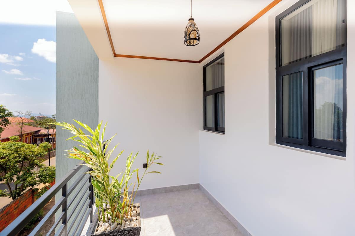 Habitación doble estándar, 1 cama matrimonial, balcón, vista a la ciudad | Escritorio, espacio para trabajar con laptop y wifi gratis