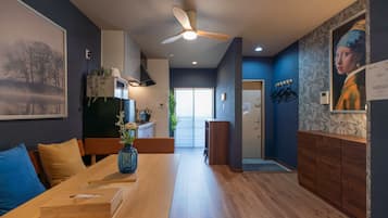 Apartemen Comfort, Bebas Asap Rokok | Tirai kedap cahaya dan seprai linen