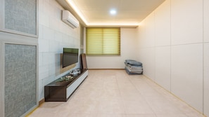 Basic Room, 2 Bedrooms (Room 307 (BBQ / Netflix)) | 1 bedroom, free WiFi