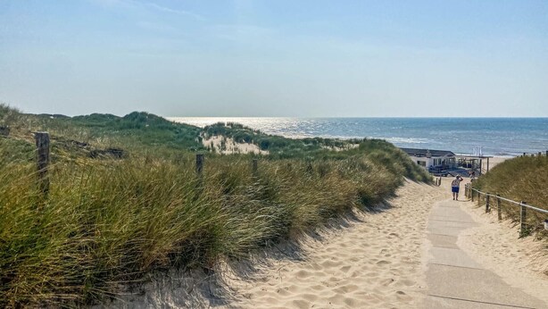 A sandy beach path leading to a beach area with a building in the background. - 1 bedroom lovely home in Heiloo (Heiloo)