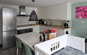 Fridge, oven, dishwasher, coffee/tea maker